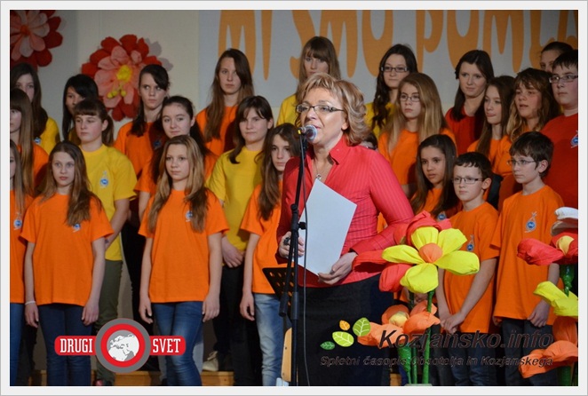 Vodja šentjurskega JSKD Anita Koleša je med drugim podelila priznanja za dolgoletno sodelovanje v pevskih zborih 